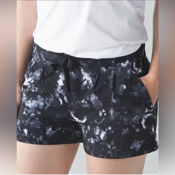 lululemon athletica Pants - NWOT Lululemon Spring Break Away Short ll- Size 6